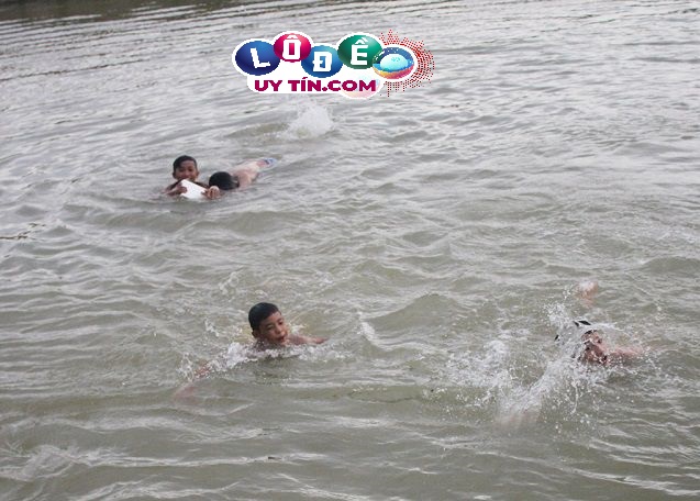 Nằm mơ thấy bơi qua sông đánh con gì