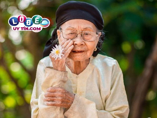 Hình ảnh bà ngoại xoa đầu, âu yếm bạn như tán dương bạn đã có một người vợ tốt - Nằm mơ thấy bà ngoại đánh con gì may mắn?