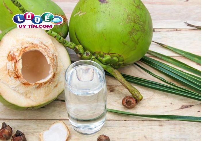 Ngủ mơ thấy quả dừa đánh số gì chắc thắng? Ý nghĩa là gì? 3 Ngủ mơ thấy quả dừa đánh số gì chắc thắng - hình ảnh đang chặt dừa lấy nước